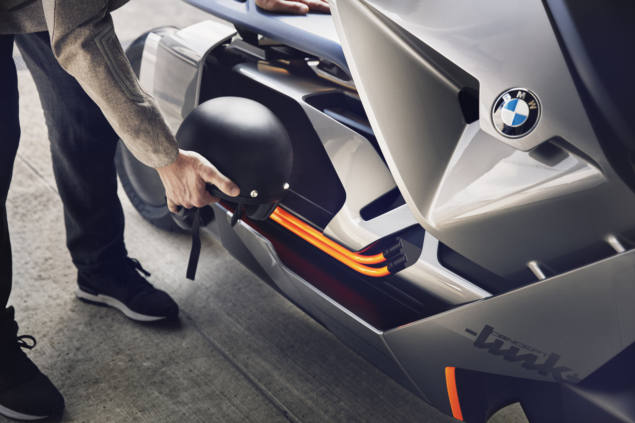 P90260585_highRes_bmw-motorrad-concept11.jpg