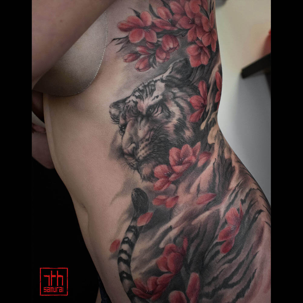 Amazing Tiger Tattoo On Man Right Side Rib