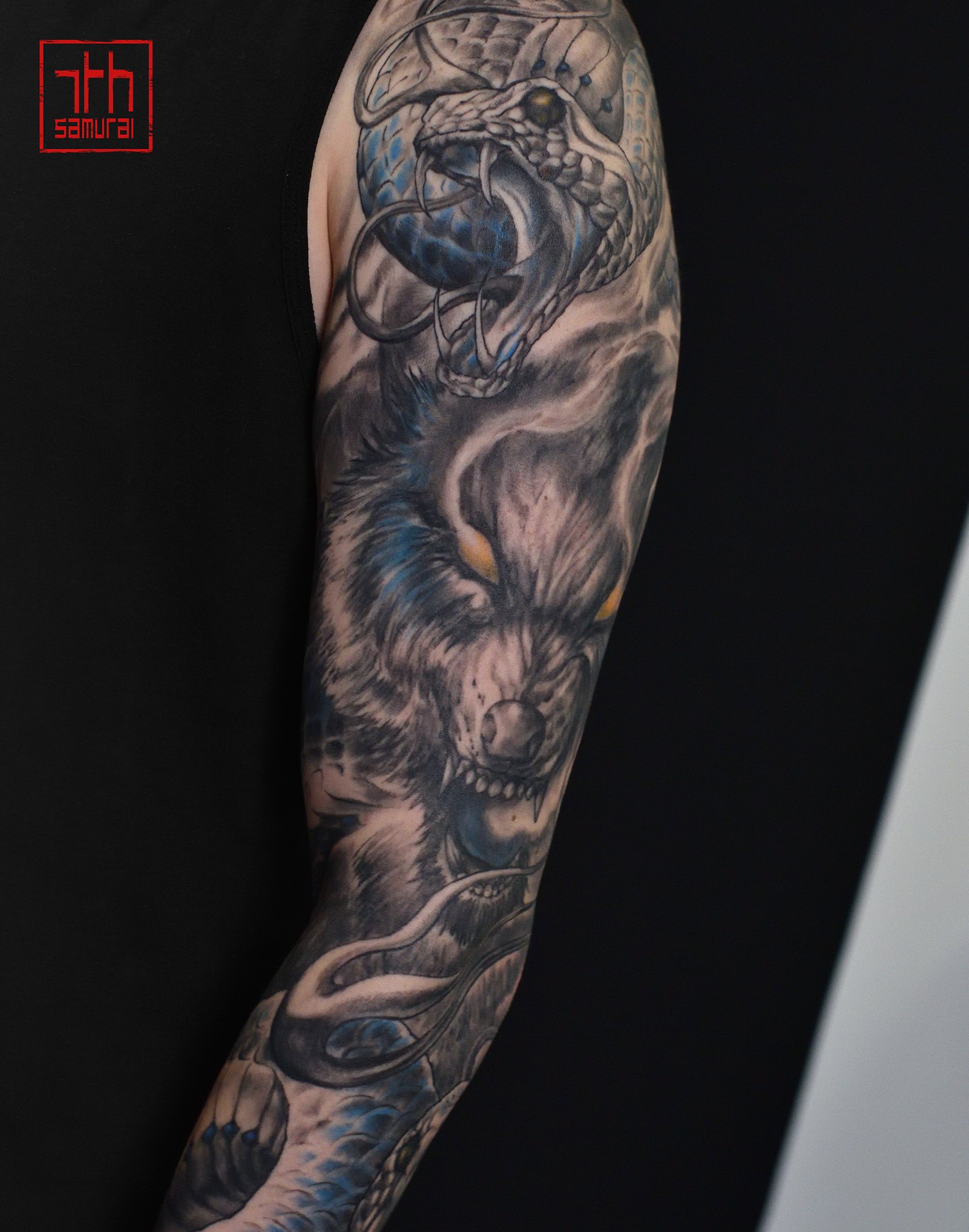 asian tattoo artist at convention show 2022 snake wolf smoke tattoo animal sleeve mens kai 7th samurai 2021 edmonton blue and yellow highlights