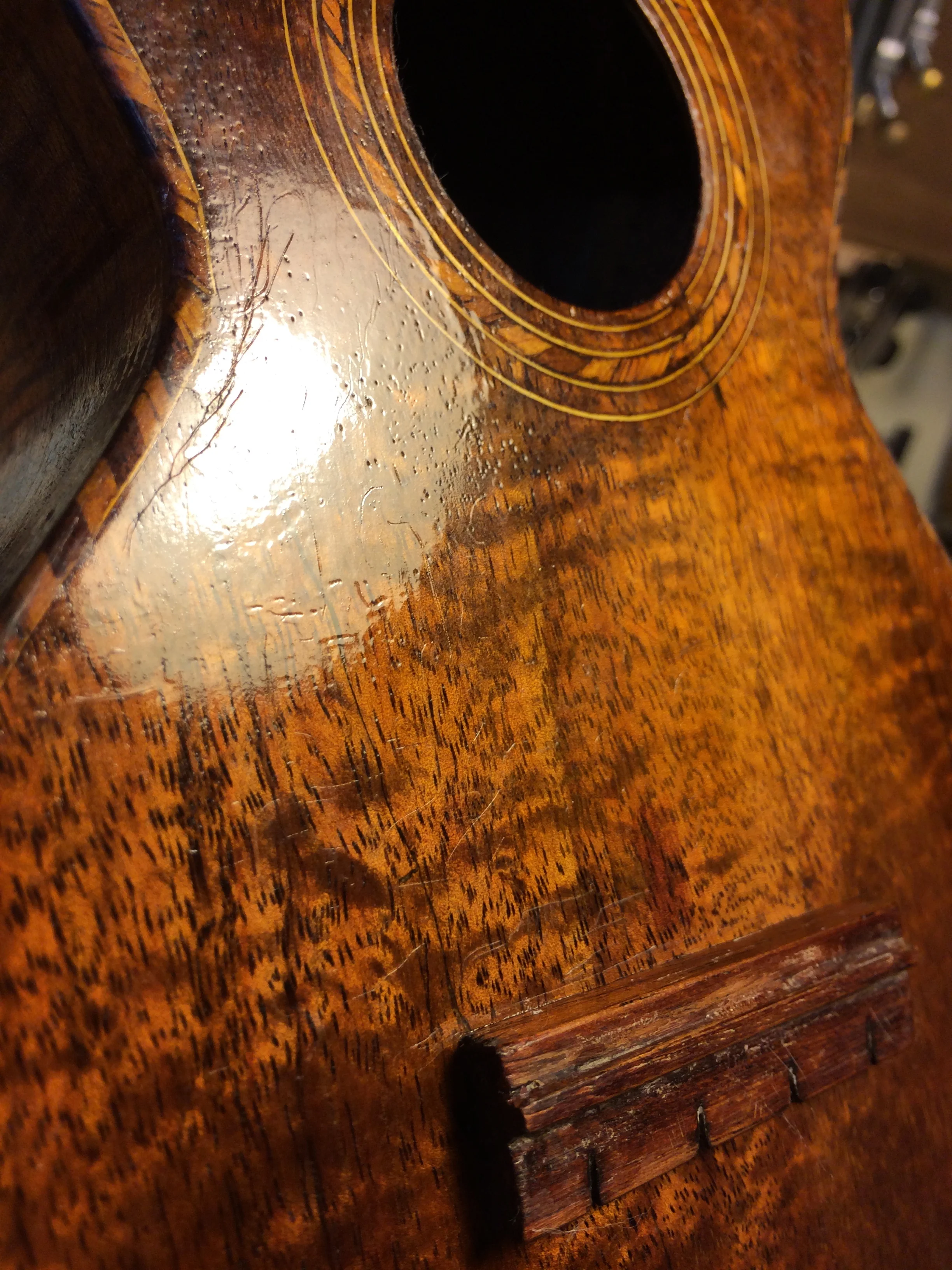 An antiqued finish to match the rest of the ukulele, which is in surprisingly good condition. 