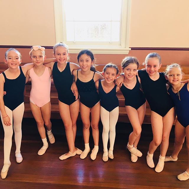 🌼 Saturday Ballet with these beautiful smiling faces... What a lucky teacher I am 😊
#grateful #smilingstudents #bigsmiles #coogee #saturdayballet