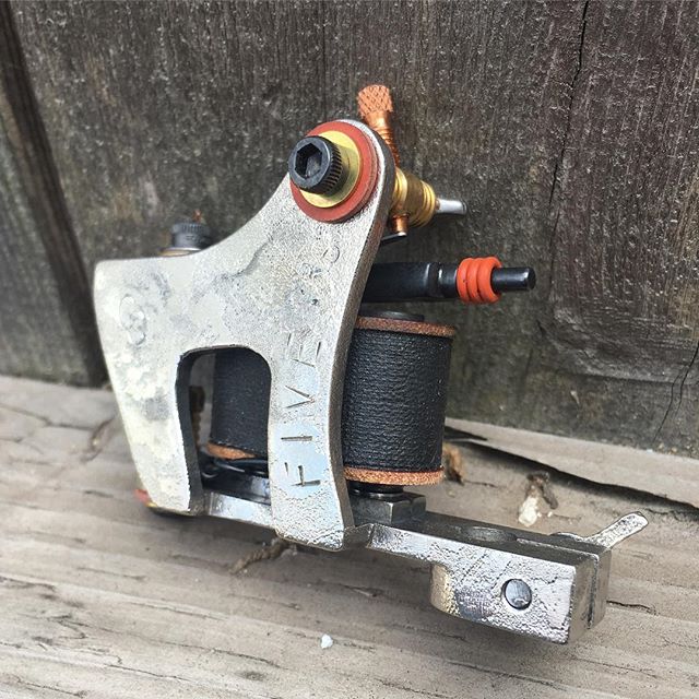 Recent build for @aaronbuckholtz jenson mini liner, machined in yolk, etched and nickel plated congrats on 5 yrs in the game! #tattoomachineporn #jenson #real_tattoo_machines #handmade
