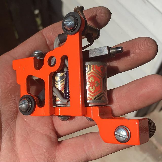 Fluro orange mini liner, 135 hz unloaded and punchy oragami coil wraps #real_tattoo_machines #machineporn #tattoomachineporn #tattoogear4sale #prosonly