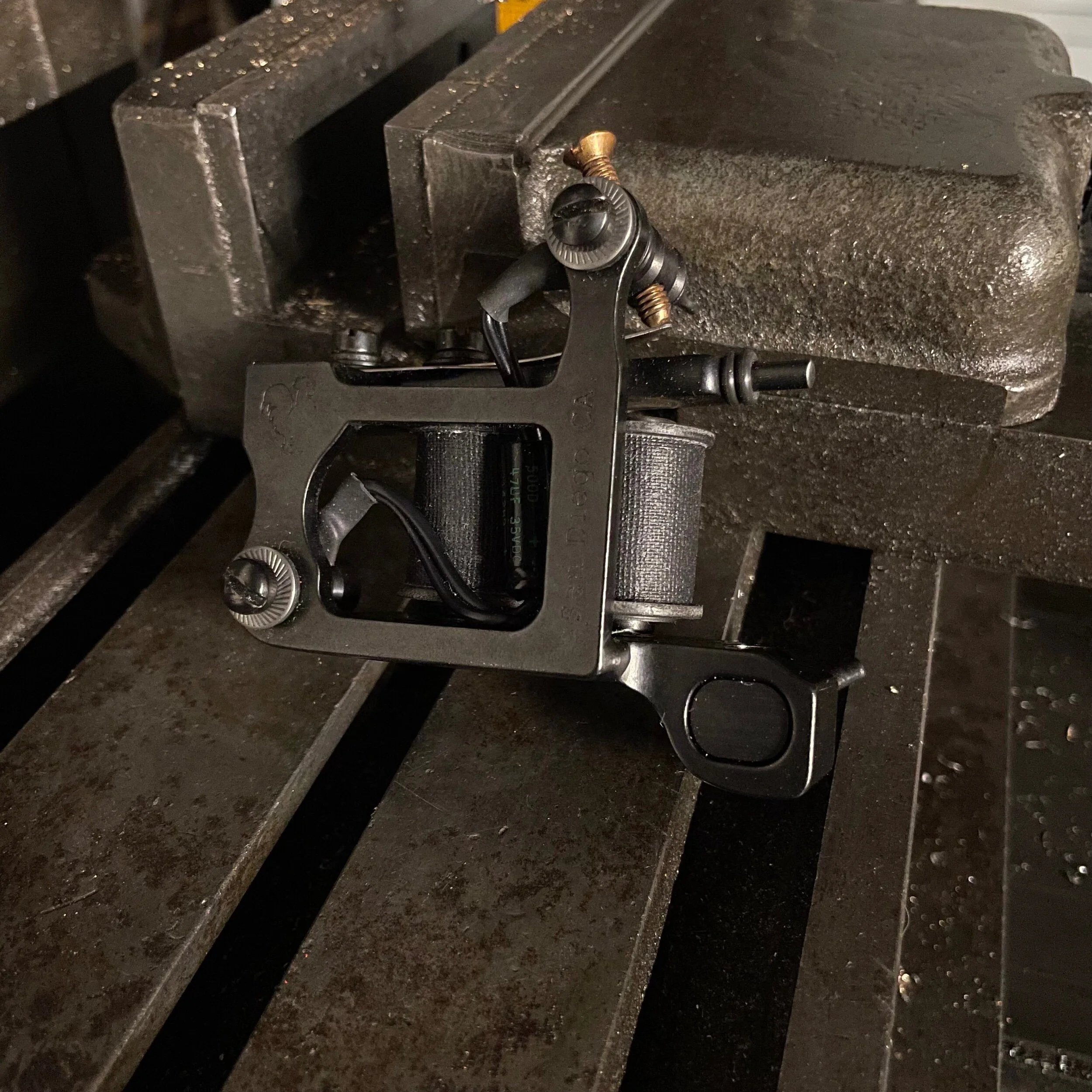 brooklyn blackie mini tattoo machine set up as a line 