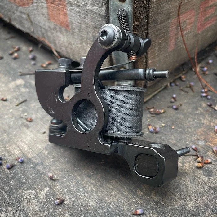 mini widow tattoo machine set up as a liner 