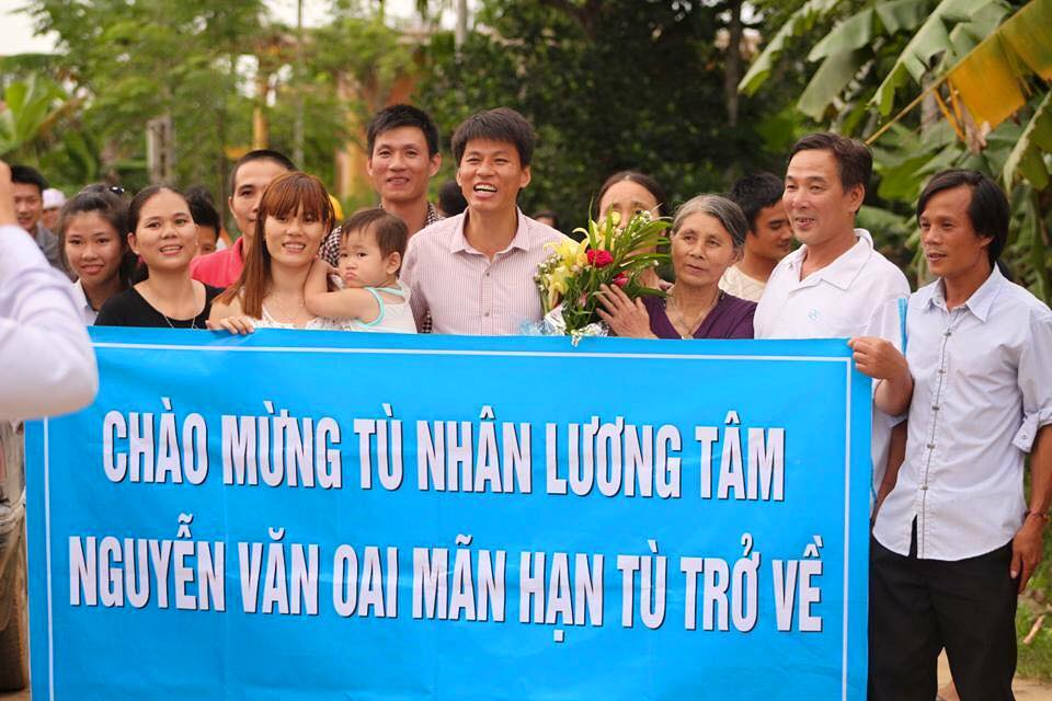 Nguyễn Văn Oai, a prisoner of conscience, is welcomed by friends and family upon his release from jail. 