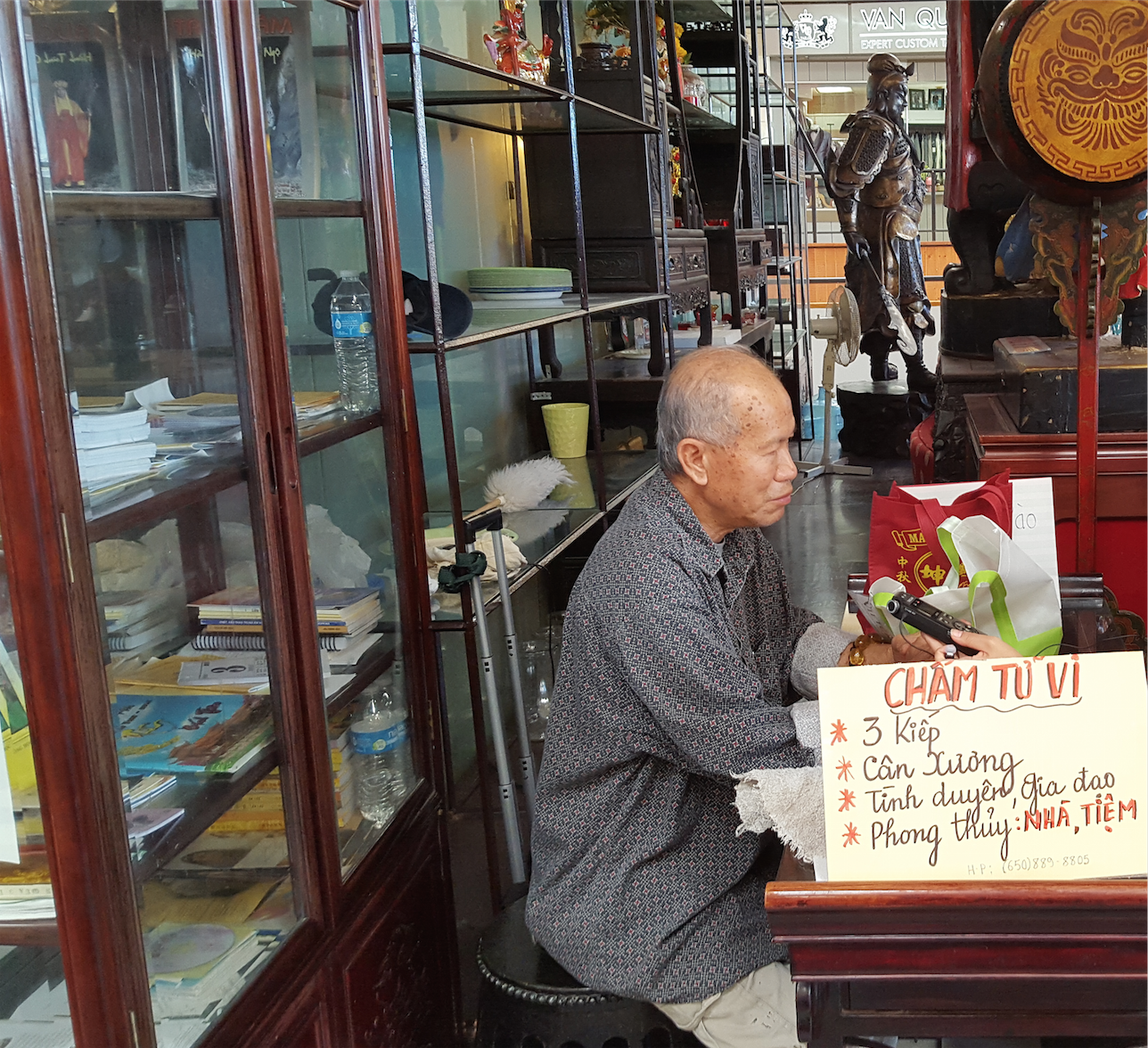 Horoscope or tử vi reader Bùi Minh Lê. (Photo: Loa/Jenny Lý)