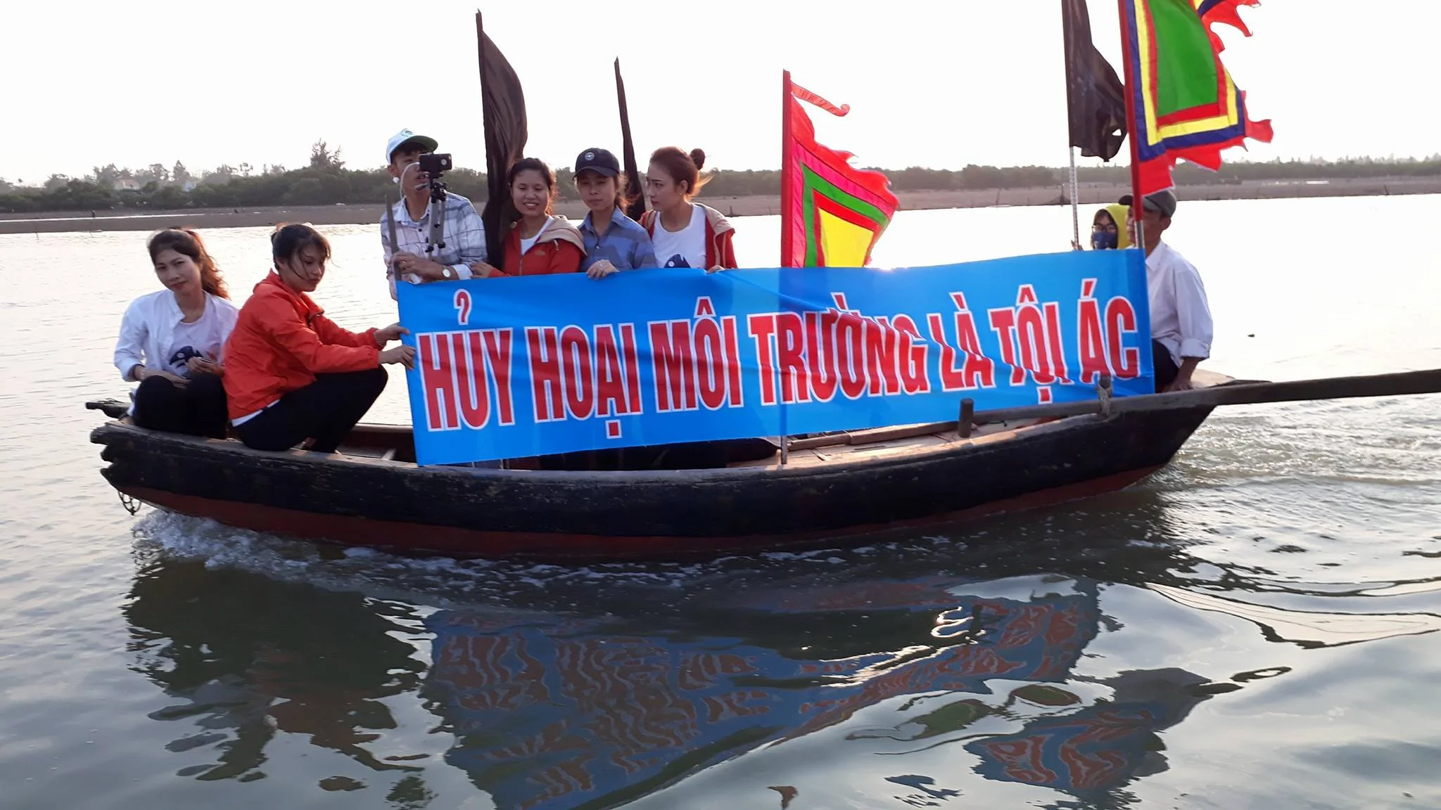 Protests on the waters with a banner saying “Destroying the environment is a crime”. (Photo: Facebook/Cọt's Hiếu)