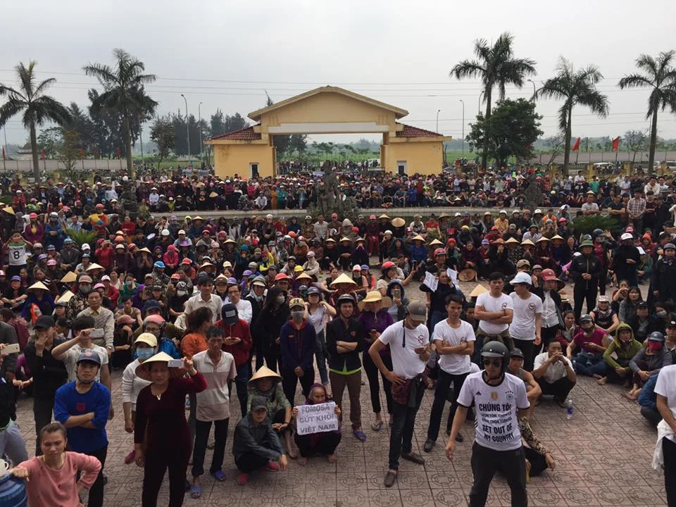 Protesters gathered at the People’s Committee Building in Lộc Hà. (Photo: Facebook/Bạch Hồng Quyền)