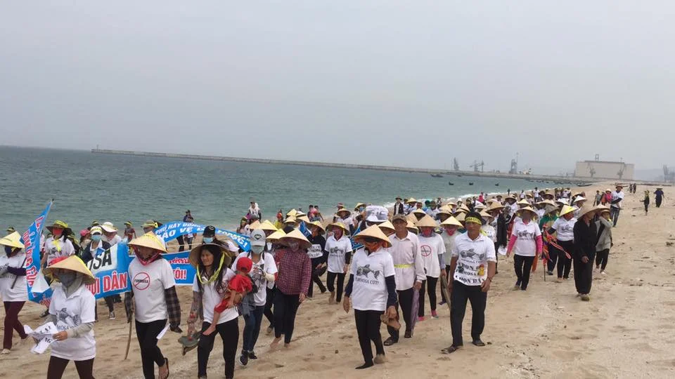 Protesters march down the beach in Kỳ Anh, Hà Tĩnh province. (Photo: Facebook/Bạch Hồng Quyền)