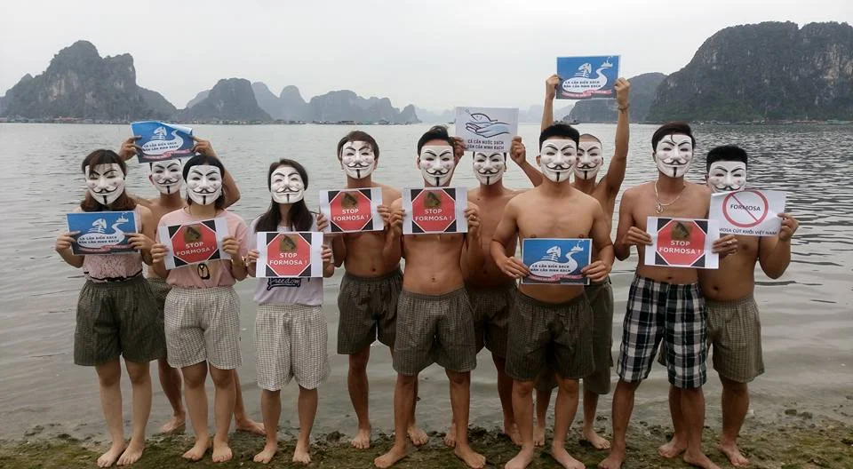 Activists in northern Việt Nam express their support for Formosa victims. (Photo: Facebook/Hoàng Sa Club)