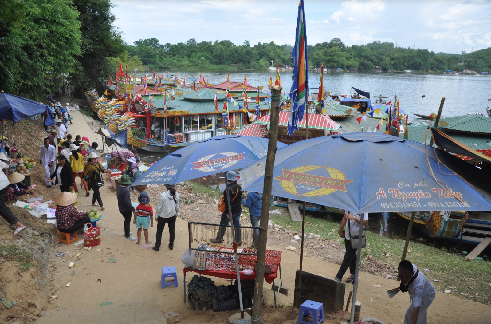 The festival scene at Điện Hòn Chén in Huế. (Photo: Loa/Jenny Lý)