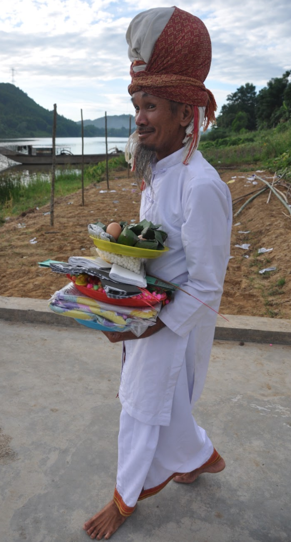 Năm Trầu preparing for a outdoor offering and ritual. (Photo: Loa/Jenny Lý)