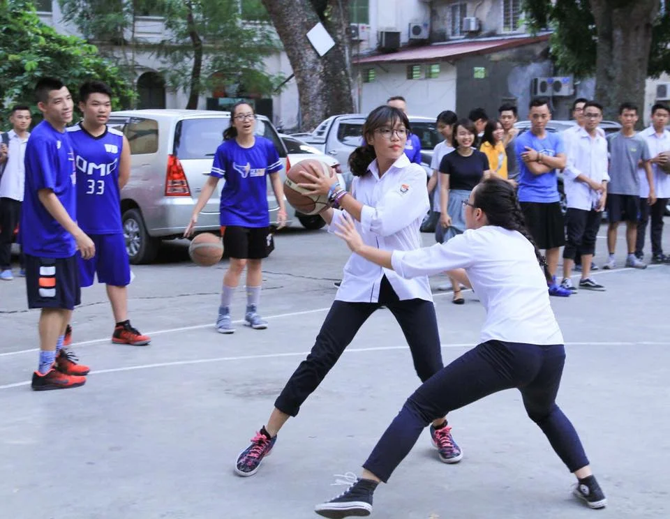The Saigon Heat make a school day visit to Trường THPT Nguyễn Du, a local highschool in Sài Gòn. (Photo courtesy: Henry Nguyễn )