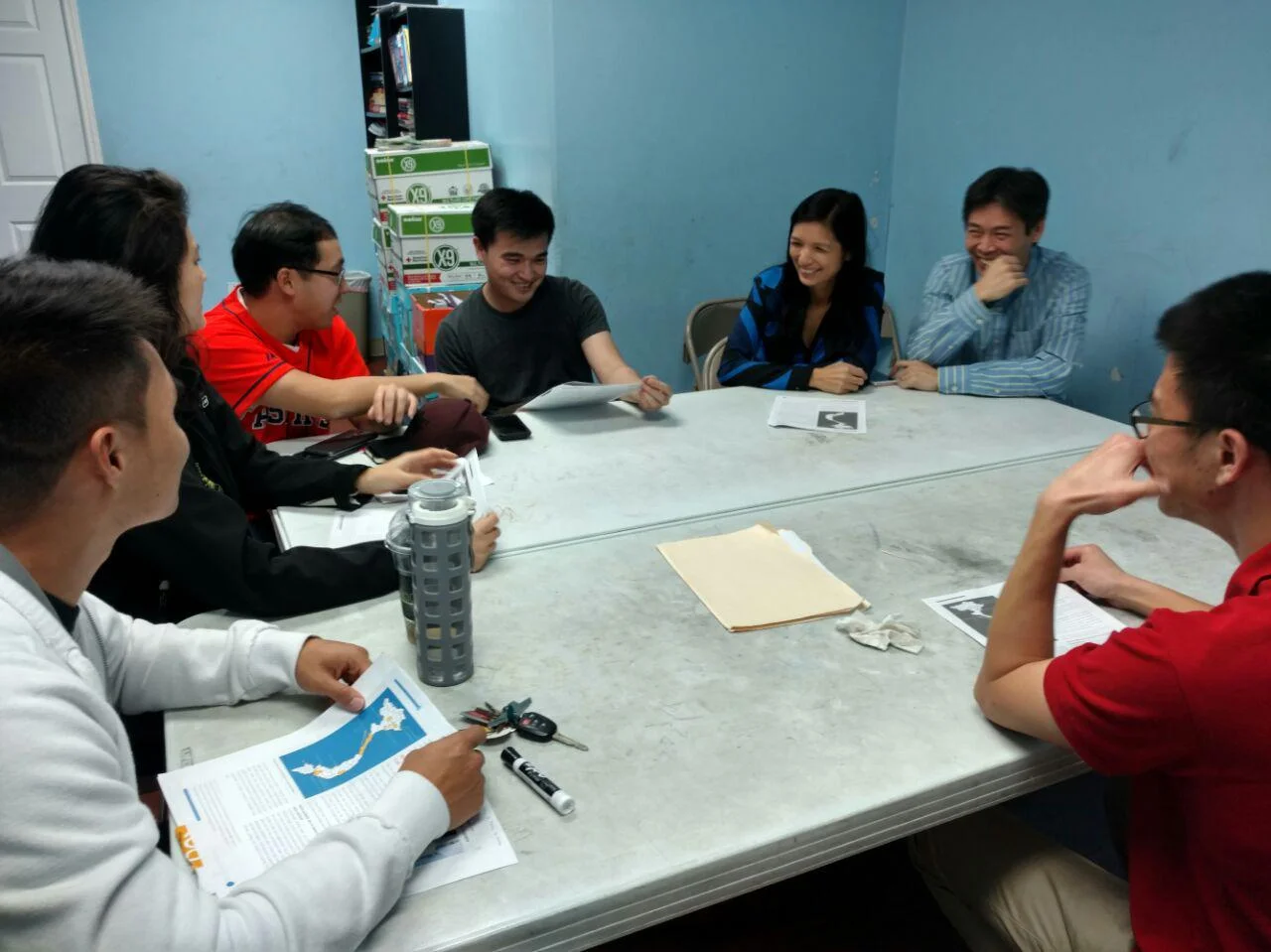 Thủy Nguyễn speaks to members of local Vietnamese youth groups. (Photo: Loa/Kathy Triệu)