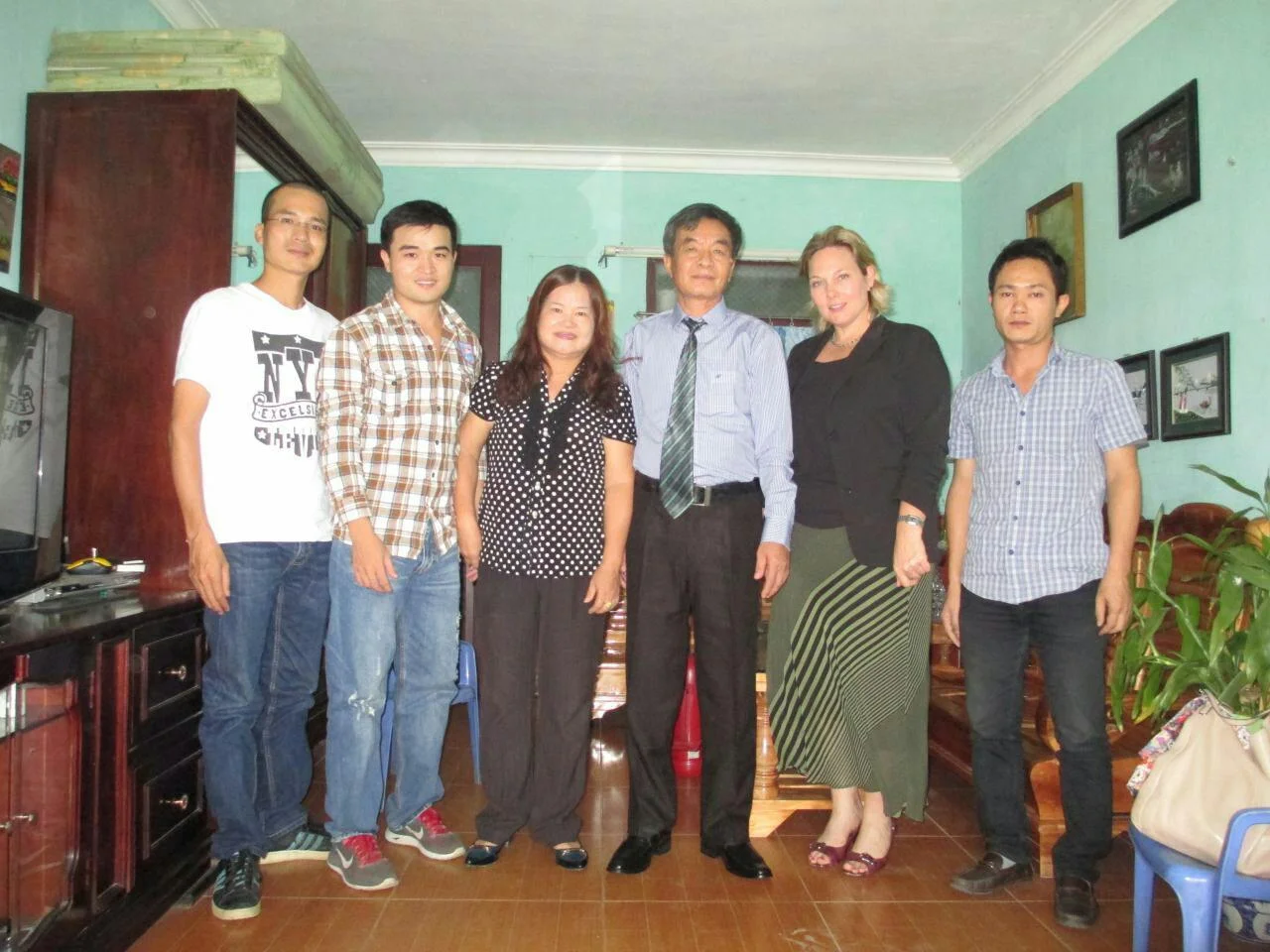 From left to right, member of Vietnam Pathway, Thủy Nguyễn, Nguyễn Thị Nga, Nguyễn Xuăn Nghĩa, Jenifer L Neidhart de Ortiz, member of Vietnam Pathway (Photo: T hủy Nguyễn)