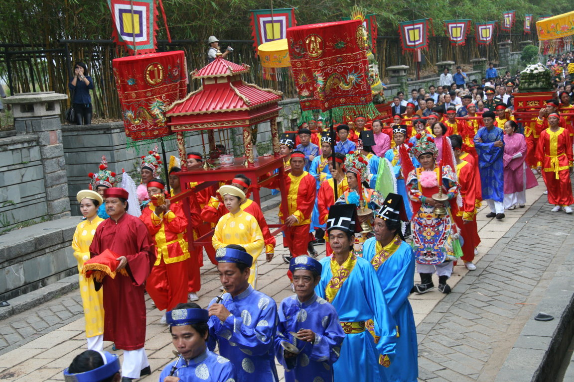 People march with their offerings to King Hùng at a festival in 2012 (Photo: http://guide.edu.vn/en/about-vietnam/the-hung-kings-temple-festival.html)