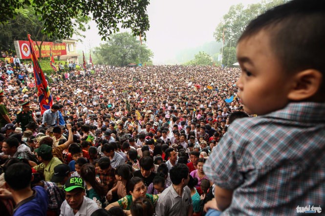 Thousands gather at Hùng Temple in Phú Thọ Province (Photo: http://www.thanhniennews.com/society/chaos-in-northern-vietnam-as-thousands-flock-to-hung-kings-temple-61290.html )