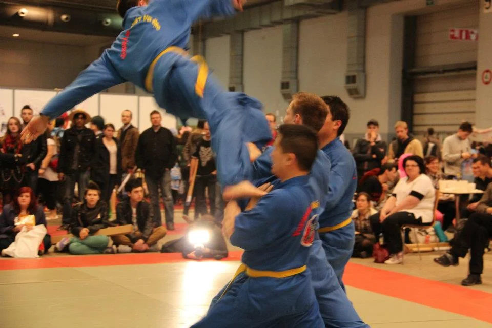 Flying leg attack take-down technique (đòn chân tấn công). (Photo: Vovinam Blegny)