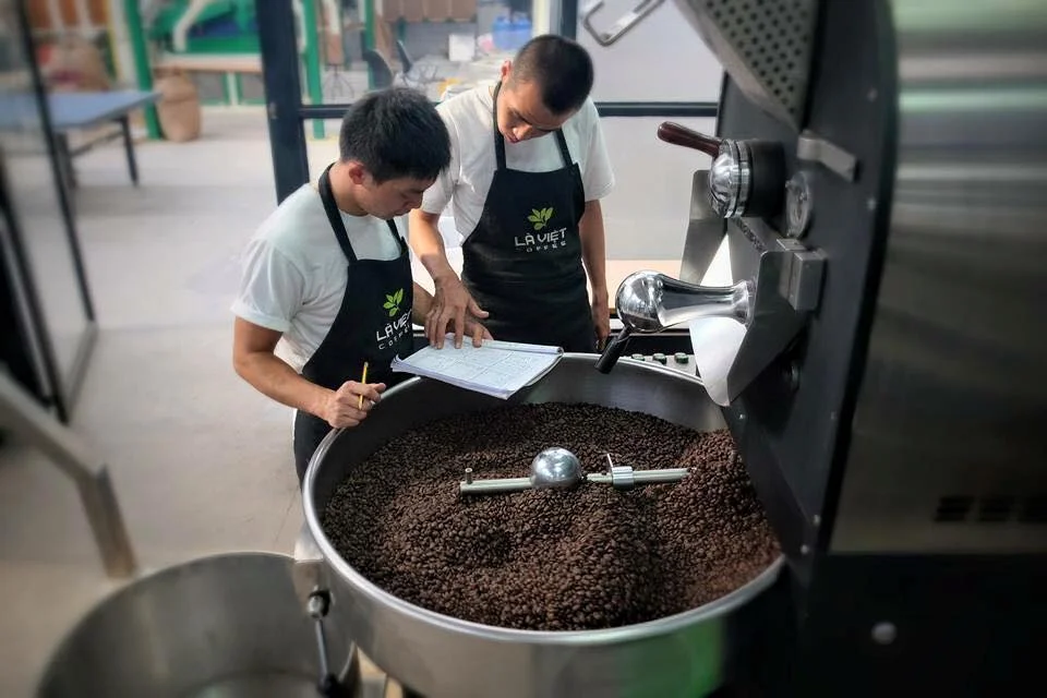 Checking the Roast. (Photo: Facebook/Là Việt)