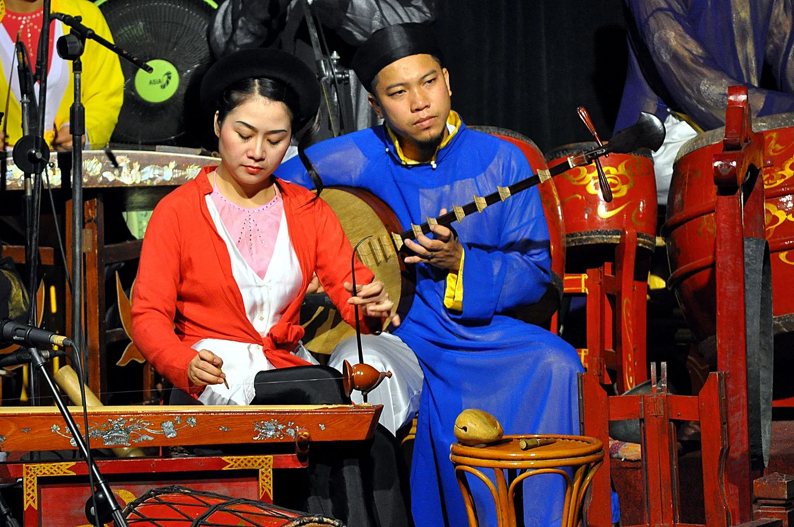 A woman plays the gourd zither. (Photo: Davidlohr Bueso. CC BY 2.0)