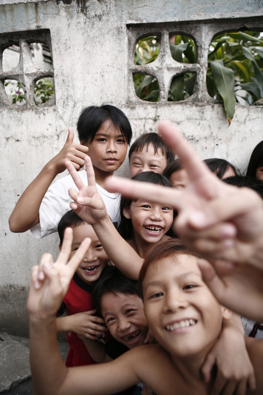 Children in Sài Gòn have fun with the camera. (Photo: Michael Rehfelt. CC BY 2.0)