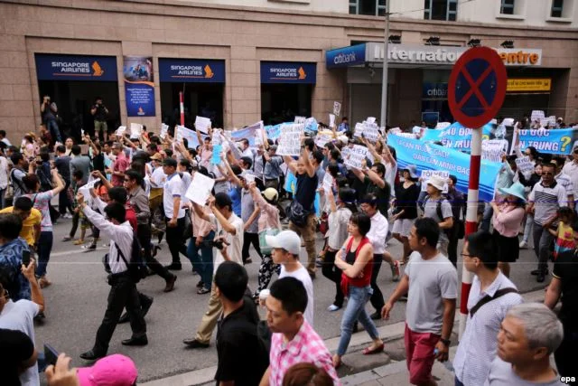 Protesters march down the streets of Việt Nam's capital, Hà Nội. (Photo: VOA News)