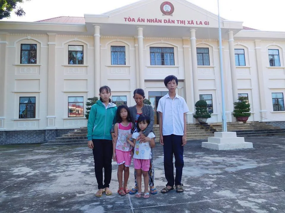 Trần Thị Loan and her four children standing outside the People's Court of La Gi Commune. (Photo Courtesy: Võ An Đôn)