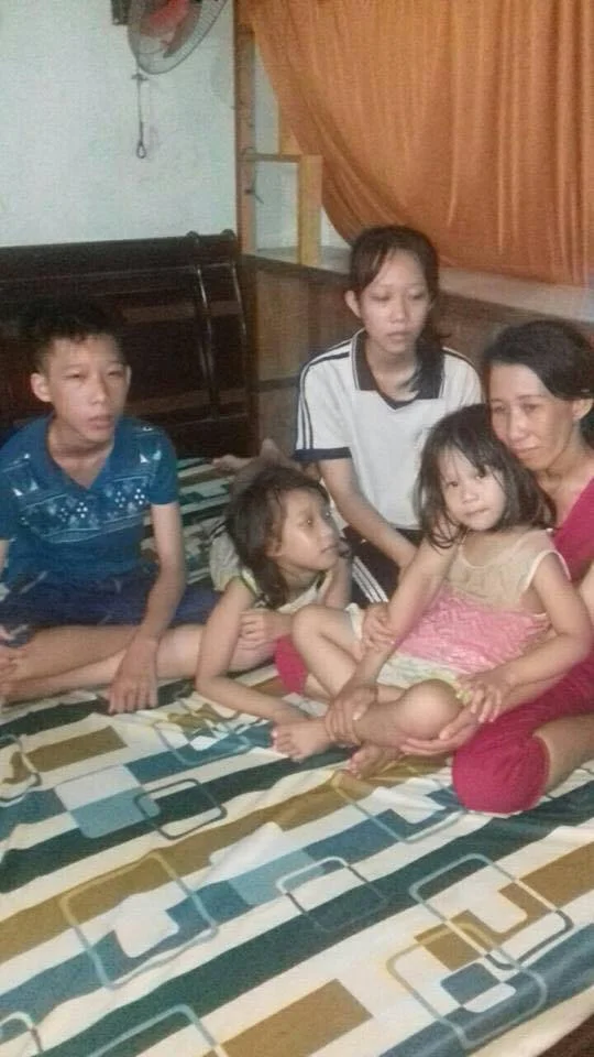 Trần Thị Thanh Loan and her four children after they were returned to Việt Nam. (Photo Courtesy: Võ An Đôn)