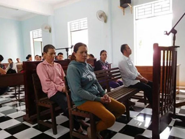 Trân Thị Lụa (center), facing trial for trying to flee Việt Nam by boat, in court, Sept. 1, 2016. (Photo: RFA )