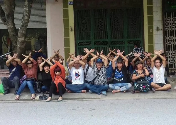 Activists sit-in outside the Hà Nam People's Court. (Photo: Facebook/Nguyễn Thuý Hạnh