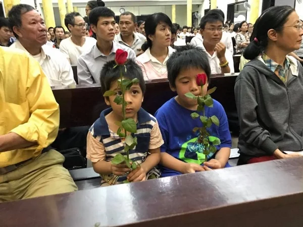 Trần Thị Nga’s children at a mass vigil the weekend before the trial. (Photo: Facebook/Thao Teresa)