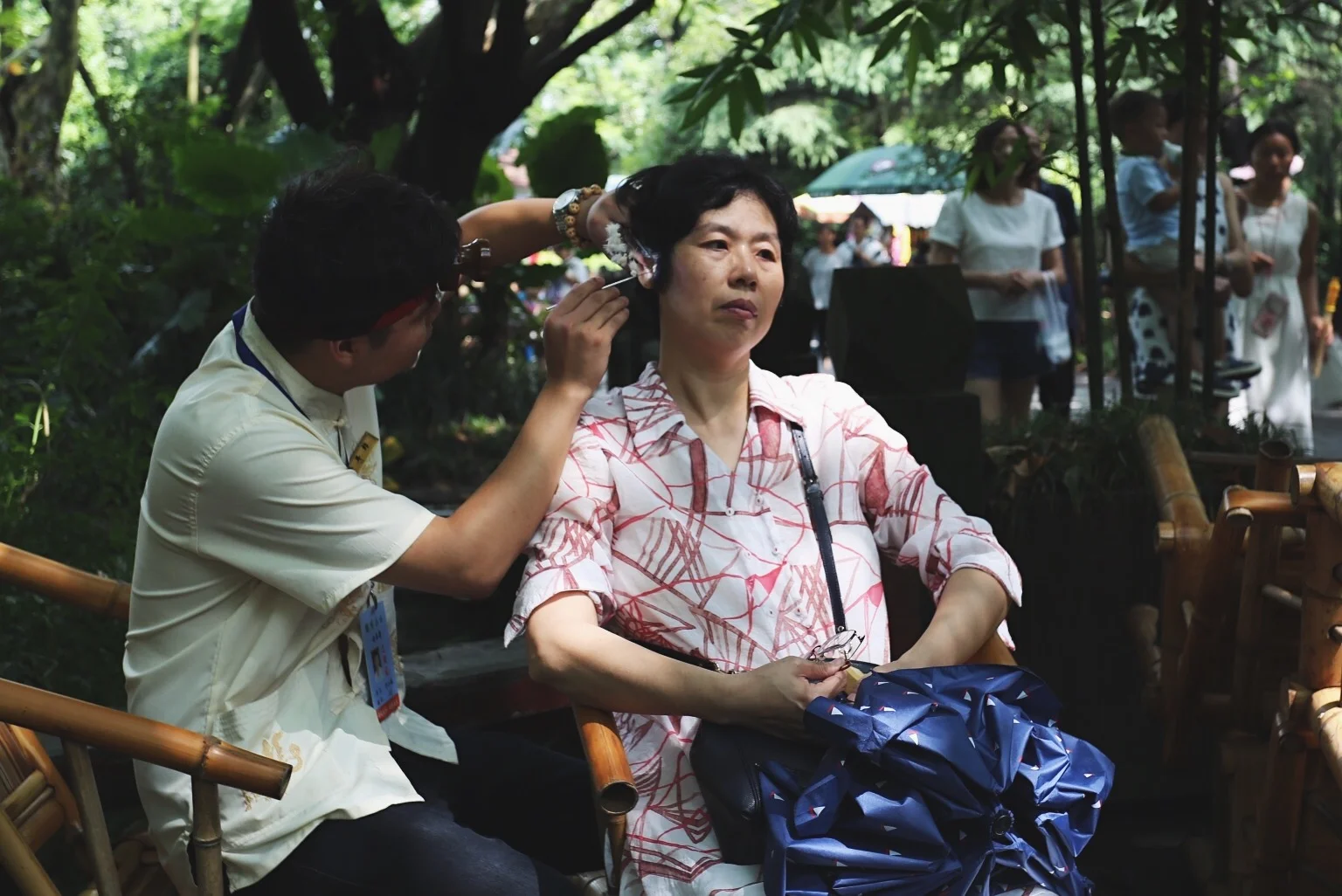  采耳 Cai’ Er, the traditional ear cleaning service in Szechwan 