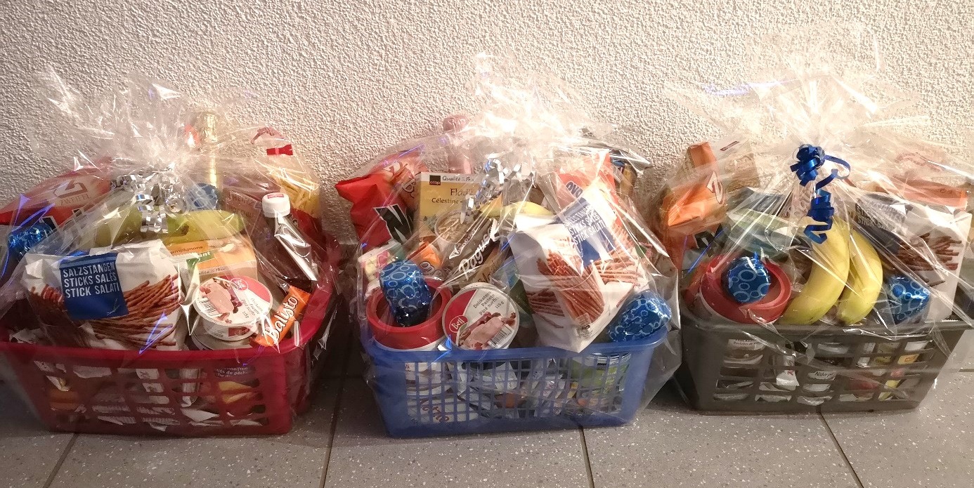 Die Preise sind schon vorbereitet - Geschenkkörbe gesponsert von Tanner Möbel, Gümligen, und ein Barpreis im Wert von 50 CHF offeriert von Wicki Haustechnik, Flühli. Vielen Dank!