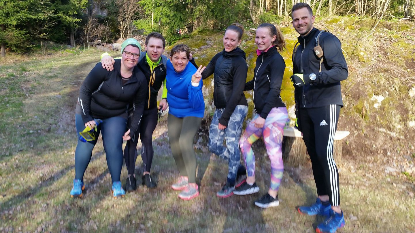 Noen av Trimhusets glade motbakkeløpere sier seg fornøyde etter en knalløkt i bakken.