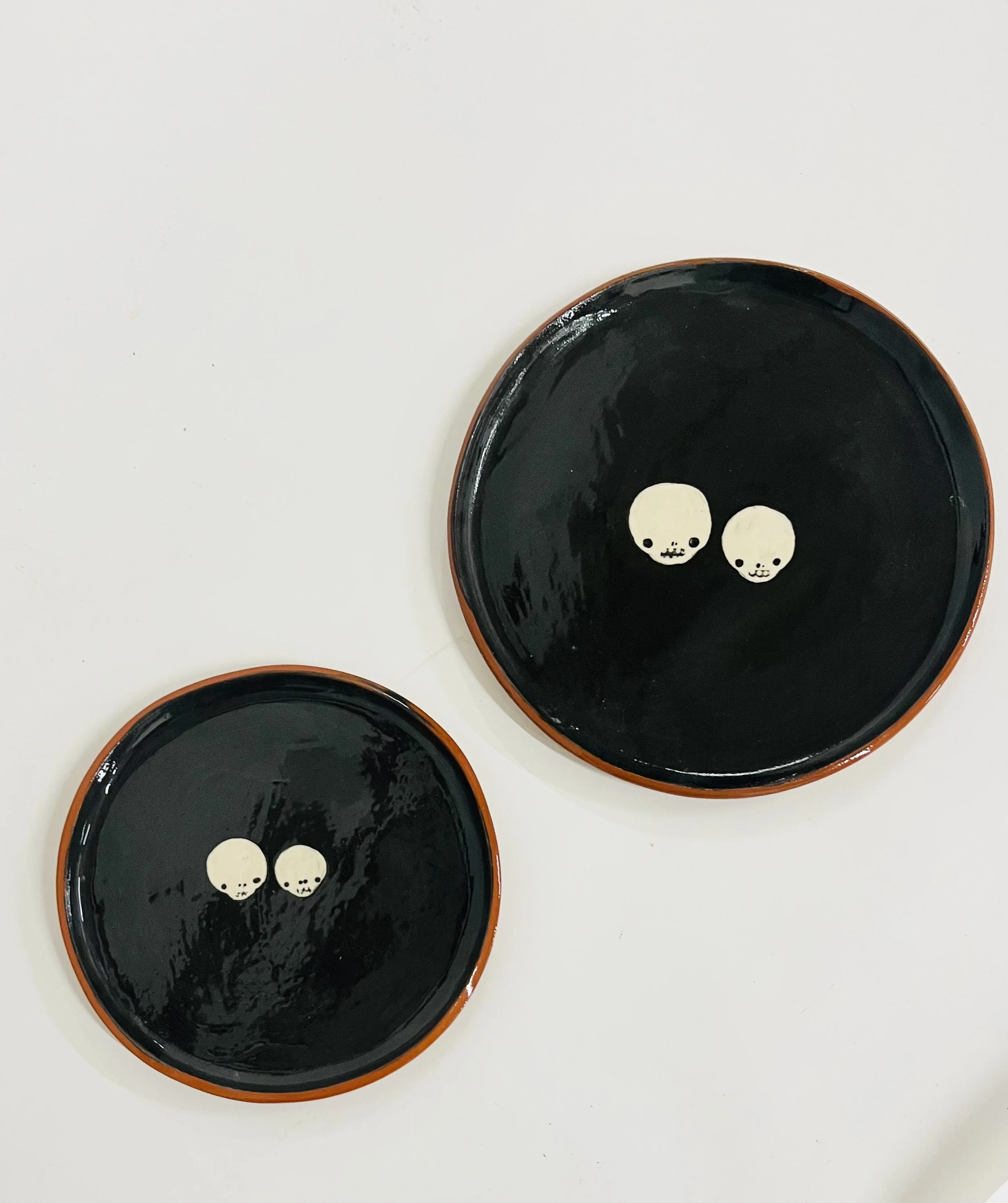 Medium skull plate, earthenware, with two little skulls