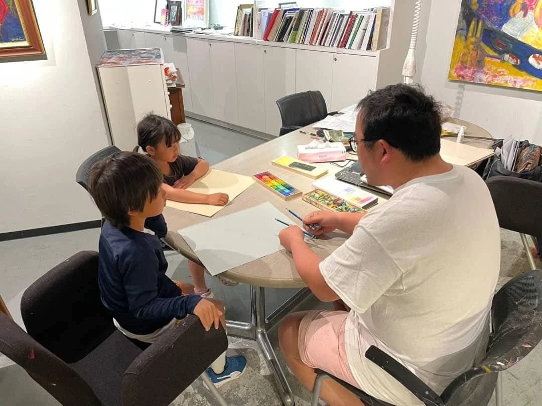 昨日はゴールデンウィーク特別企画のパステルクラスを行いました。アートを勉強するのは絵が上手くなるだけにあらず、色々な所に生きてきます。

自信がつけば、勉強も好きになるし、運動も好きになります。

適正な自信をつけるのはいい事だと思います。エアビーで外国の方向けに始めたレッスンですが、好評なのと、スタジオが色々と盛り上がるのでつづけていこうかなと。今週は、大人子供合わせて6人きてます。詳しくはお問い合わせください。