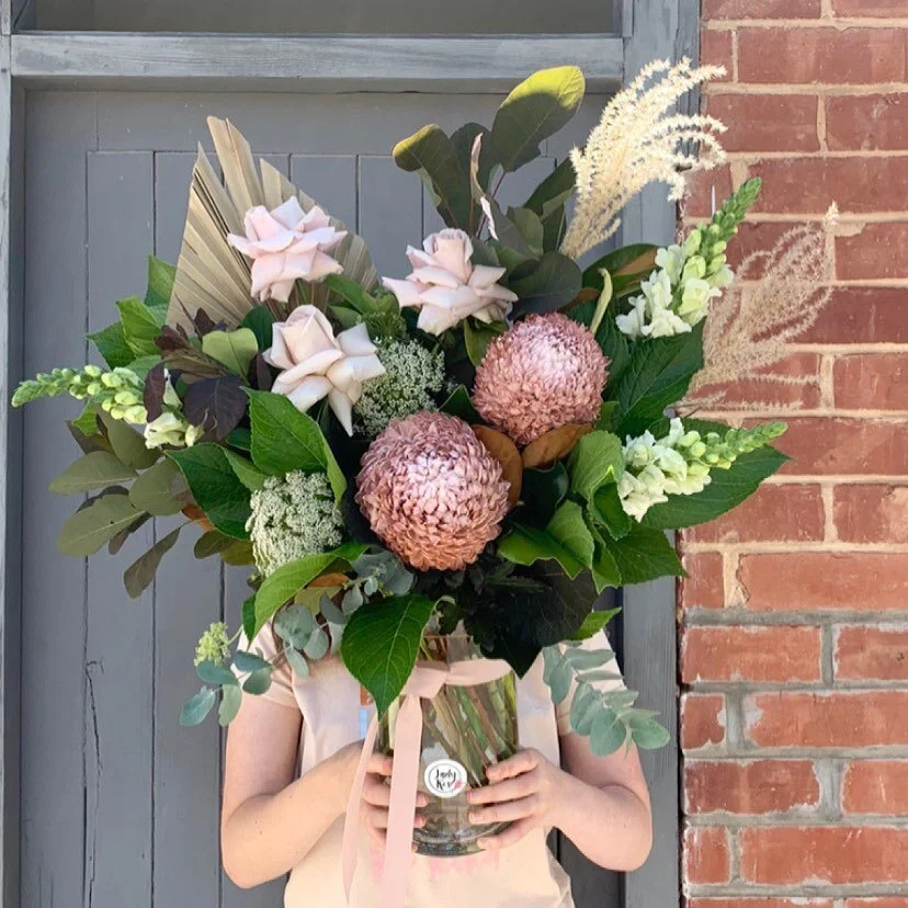 Our deluxe &lsquo;blushing boho&rsquo; is one of our most popular arrangements... head to the website to order one for your most favourite person! 
.
.
.
.
.
#indyroseflowers #blushingboho #flowers #florist #flowerarrangement #adelaideflorist #flowersofinstagram #neutraltones #dried #henleybeach #lockleys #orderonline