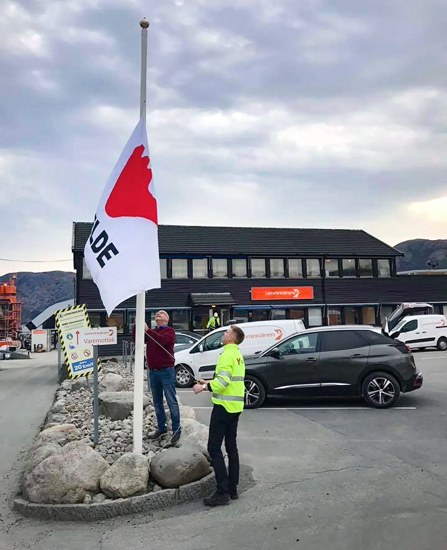 Velde heiser flagget på Forus.