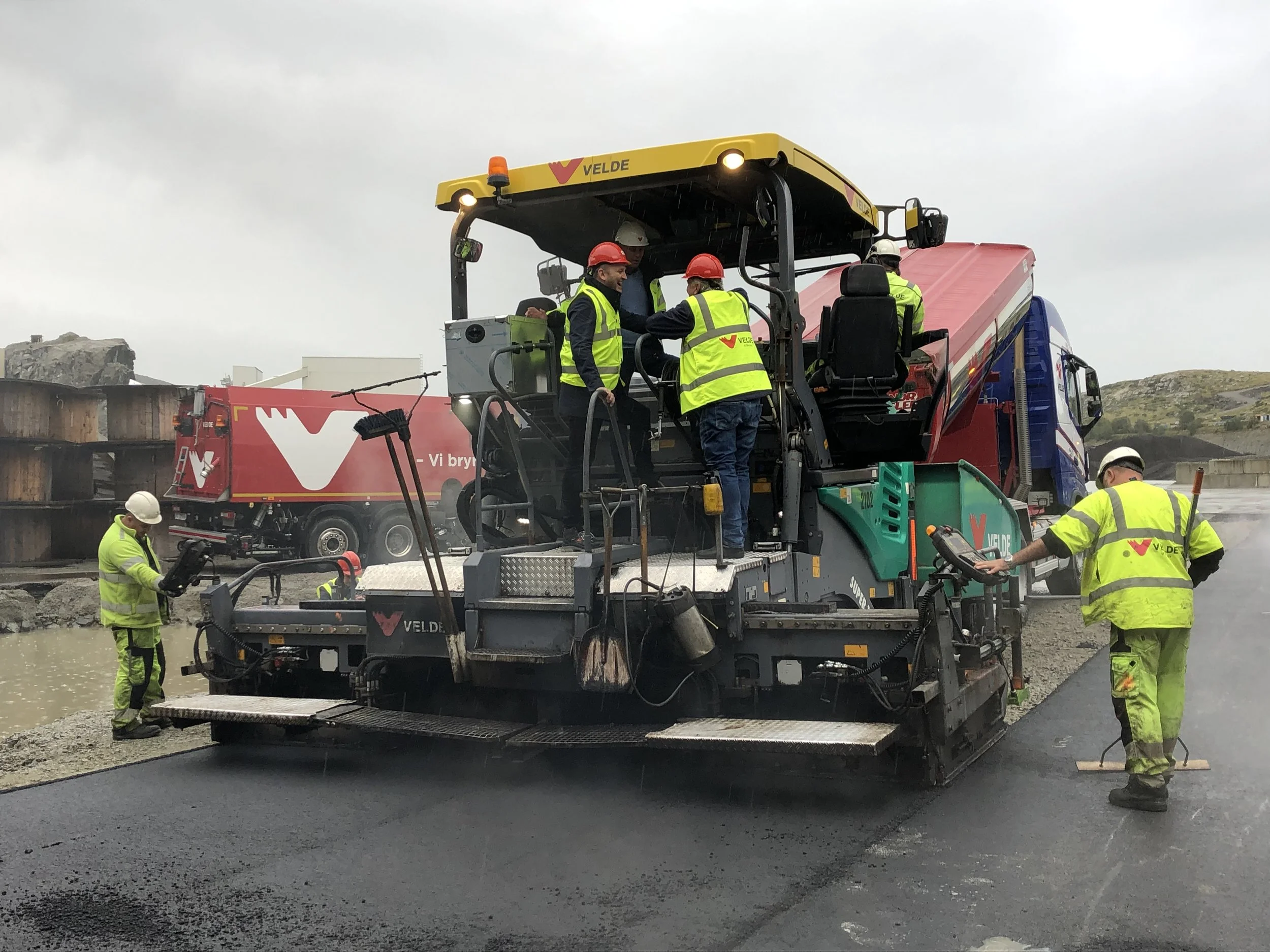 Jon Georg Dahle viste stor interesse for miljøasfalt