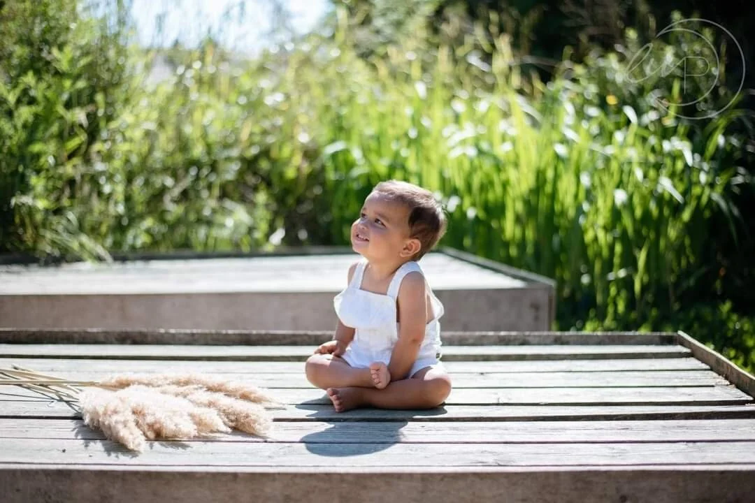 Outdoor 1st birthday photo shoot, Essex | Cake smash alternative