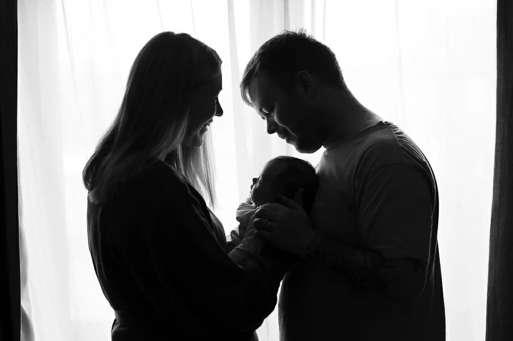 Lifestyle baby &amp; family shoots ☁️
&bull;
Chloe was an actual dream during this photo session! Swipe for the cutest little feet!! 
&bull;
&bull;
#familyphotosessex #babyphotographeressex #babyphotographerchelmsford
#babyphotographychelmsford #baby