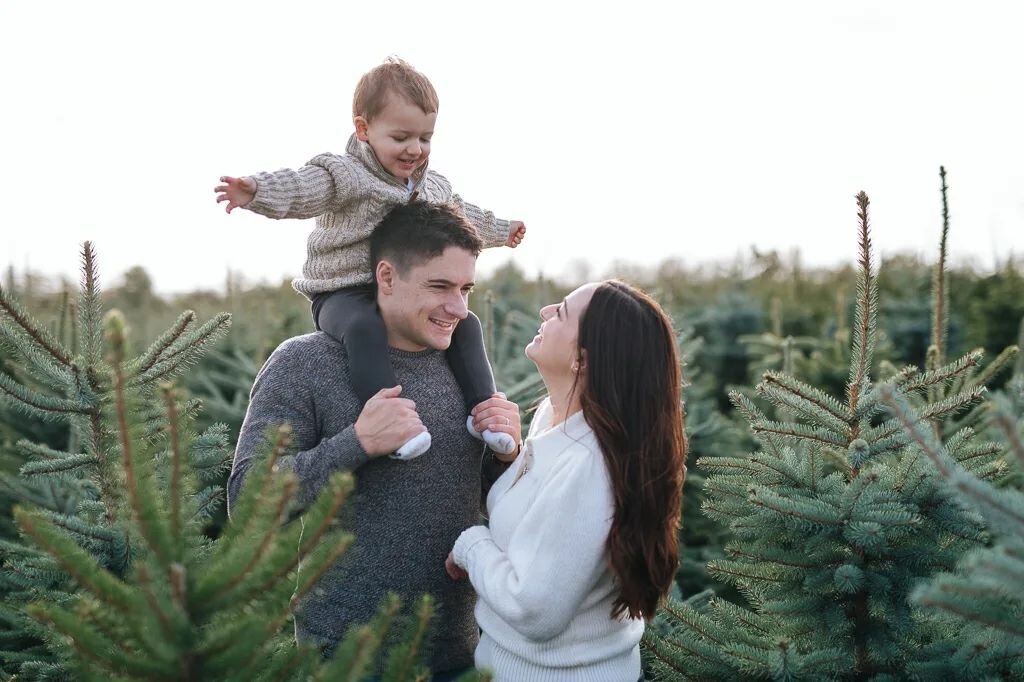 Family fun at the Christmas tree farm 😊🎄
&bull;
&bull;
#familyphotographyessex #familyphotographeressex #familyphotoshootessex #outdoorphotoshootessex #outdoorfamilyphotosessex #essexphotographer #chelmsfordphotographer