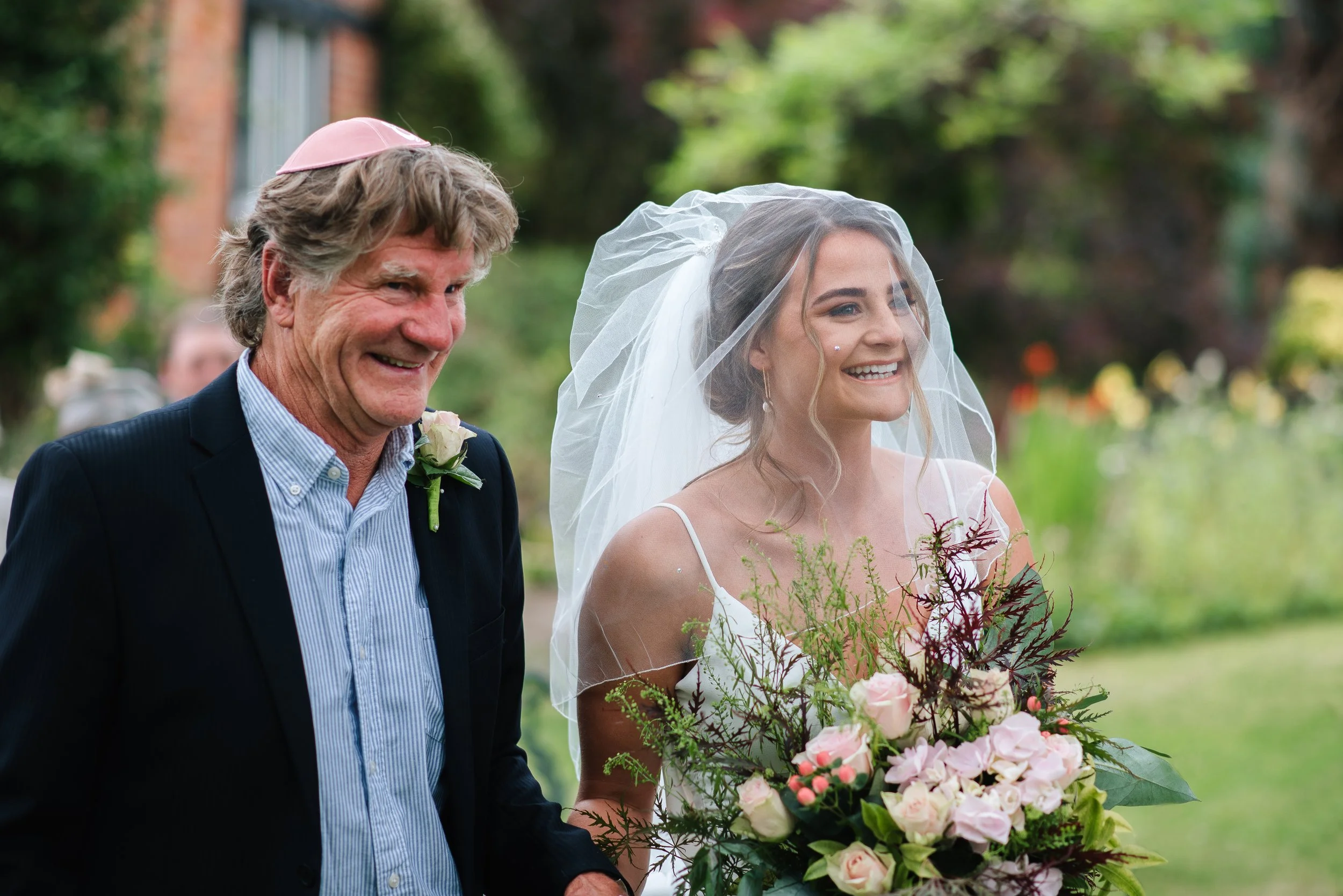 A relaxed &amp; natural garden wedding | A beautiful Jewish wedding day in Essex