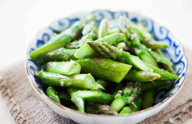 Ted's Veg bring you the freshest fruit and veg every Sunday at the market - like this seasonal asparagus - @tedsveg⠀
⠀
#victoriaparkmarket #victoriapark #londonmarkets #eastlondon #farmersmarket