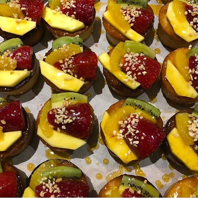 Almond and fruit tart from the amazing Ben's Bakery (@bensbakery04) - check out his creative and tasty collection of baked goods every Sunday at the market!

#victoriaparkmarket #victoriapark #londonmarkets #eastlondon #bakery