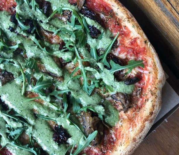 The Aubergine Dream from @littleleafpizza - tomato sauce, vegan cheese, grilled aubergine, sundried tomatoes, oregano, fresh rocket and pesto 👌⠀
⠀
#victoriaparkmarket #victoriapark #londonmarkets #eastlondon #pizza #streetfood