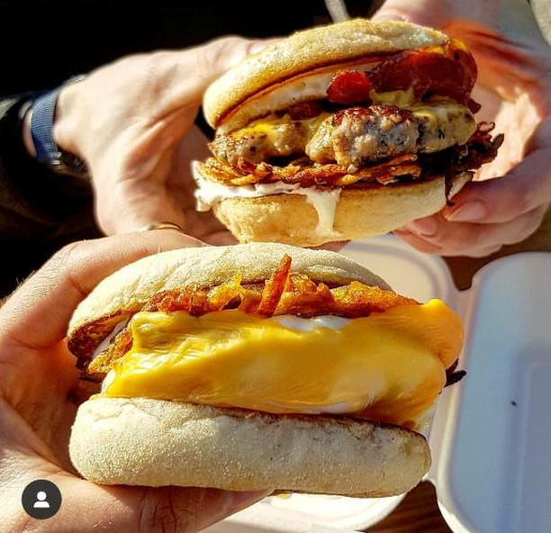 The veggie option and the meat option - two amazing breakfast muffins from @motherflipperuk - warm up with these Sunday mornings at Victoria Park! 😋⠀
⠀
📸@thechipadvisor⠀
⠀
#victoriaparkmarket #victoriapark #londonmarkets #eastlondon #streetfood #lo