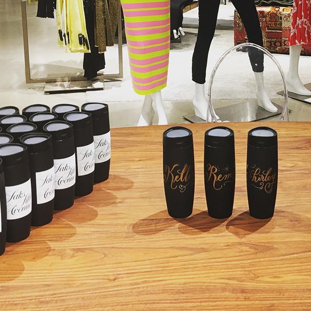 Fun day personalizing thermoses at the flagship Saks Fifth Avenue! There is nothing like @saks during the Christmas season. It is absolutely over the top and a feast for the eyes 😍
.
.
.
.
.
#personalizedgifts #saksfifthavenue #manhattan #calligraph