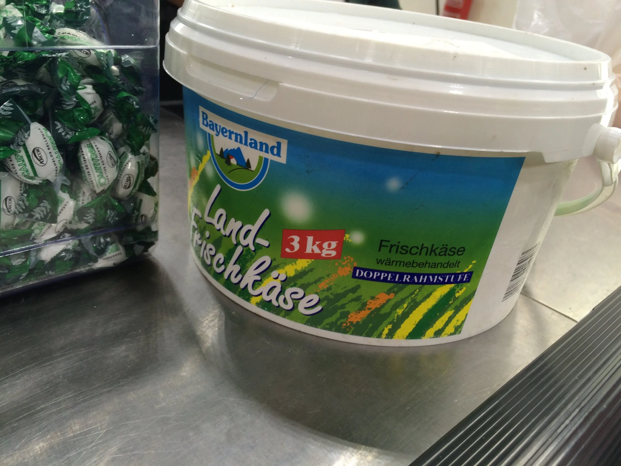The cream cheese that we buy in Havana comes in 3 kilo tubs and is usually consumed in hotels and restaurants, rather than private homes, because it's so costly. 